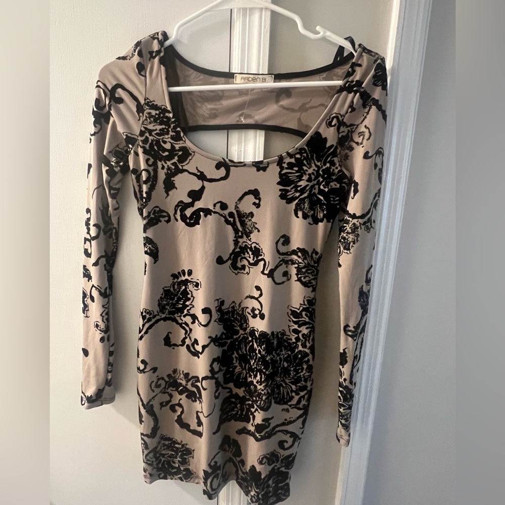 Arden B beautiful short dress. Velvet flowers